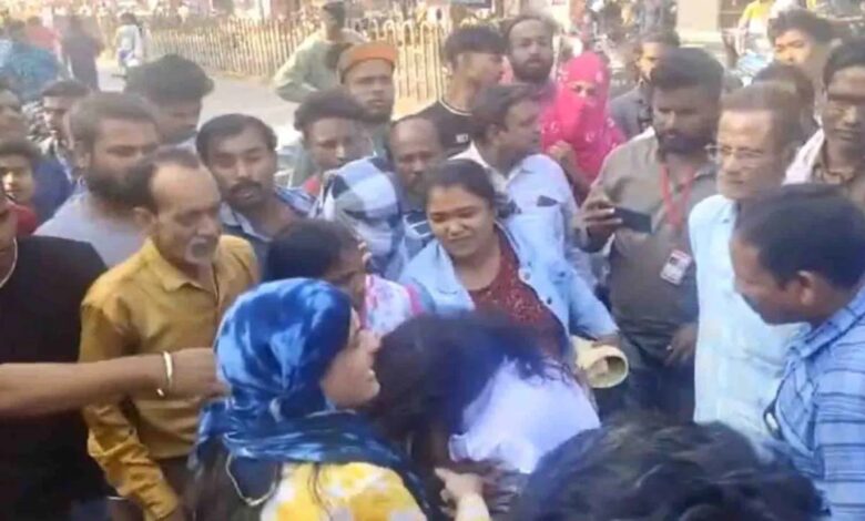 Two women fight in front of library, watch video