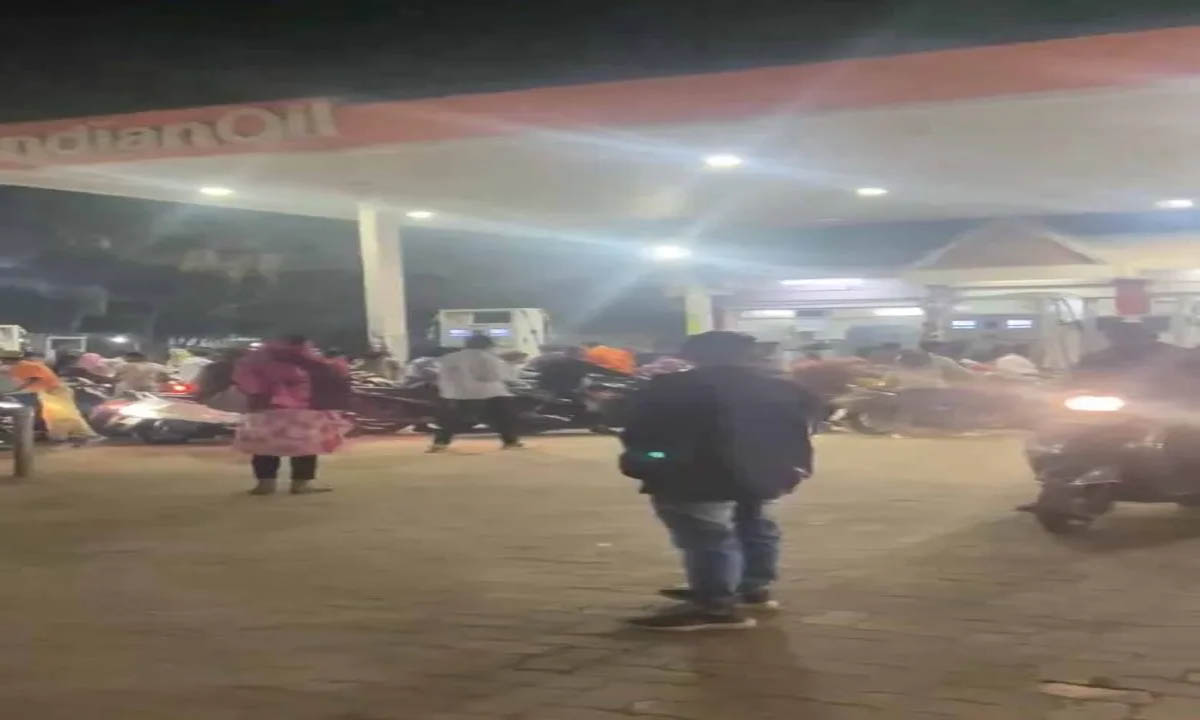 Huge crowd at petrol pump in Raipur, watch video