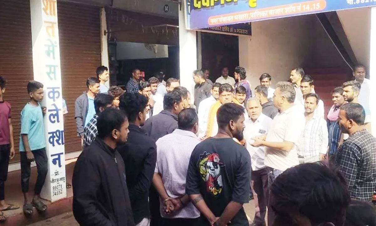 Theft took place in 5 shops at some distance from the police station, anger among traders against TI