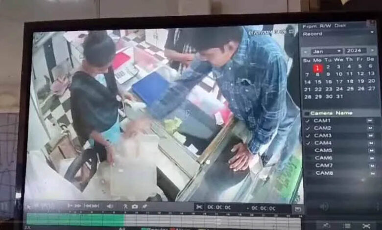 Engaged in conversation and stole gold tops, major incident in jewelery shop