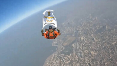 Spectacular parachute jump in Marine Drive, soldier jumped from a height of 16 thousand feet, VIDEO