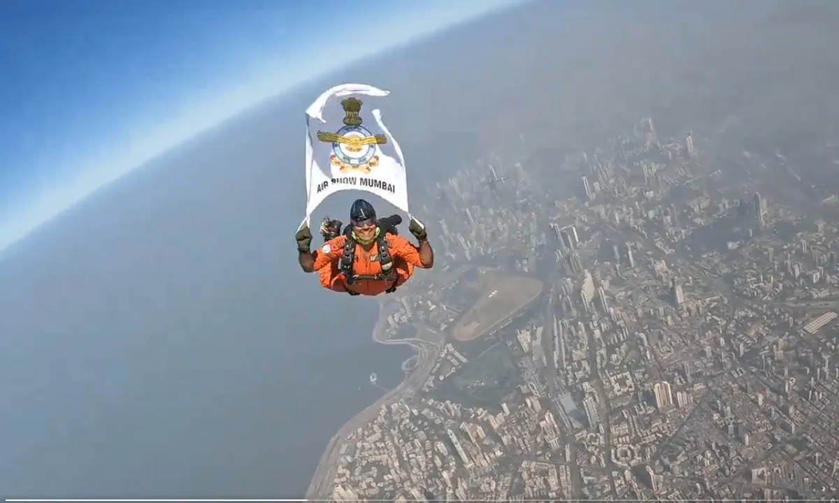 Spectacular parachute jump in Marine Drive, soldier jumped from a height of 16 thousand feet, VIDEO