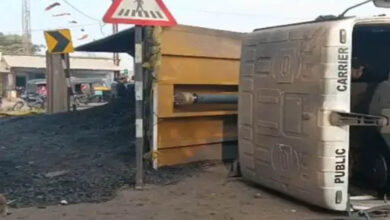 Coal looted after truck overturns, villagers break down