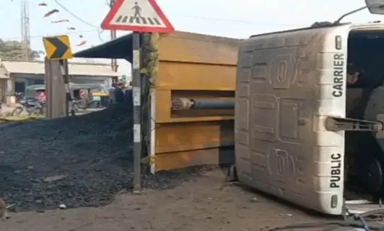 Coal looted after truck overturns, villagers break down