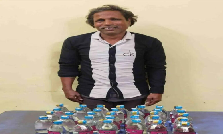 Accused selling illegal liquor arrested in Raipur