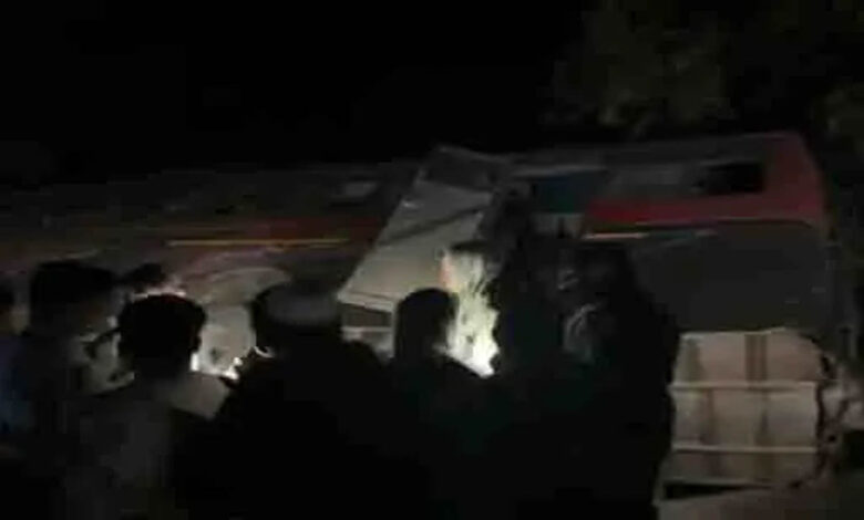 Bus carrying pilgrims overturns, 3 dead