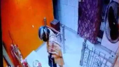 Helmeted thief steals jewelery from temple, police arrives with team of finger print experts