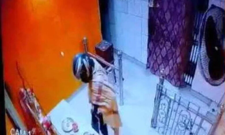 Helmeted thief steals jewelery from temple, police arrives with team of finger print experts