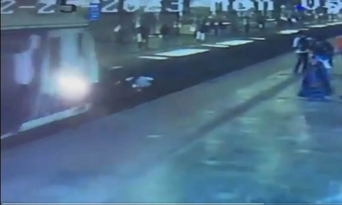 LIVE VIDEO of death, young man cut into 3 pieces on railway track