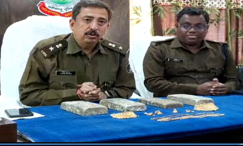 Were to supply gold and silver worth Rs 22 lakh in Raipur, two arrested with car