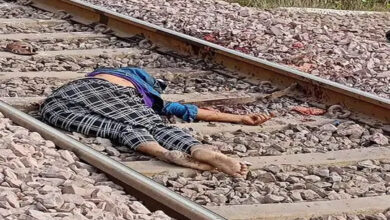 Contractor lay down in front of train, sensation due to suicide incident