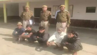 5 accused were caught after entering the house