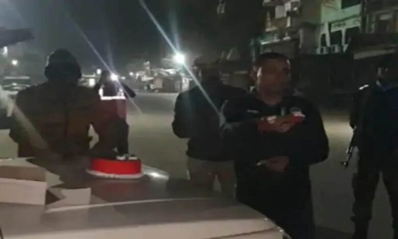 SP cuts cake in police vehicle, celebrates New Year with constables on duty