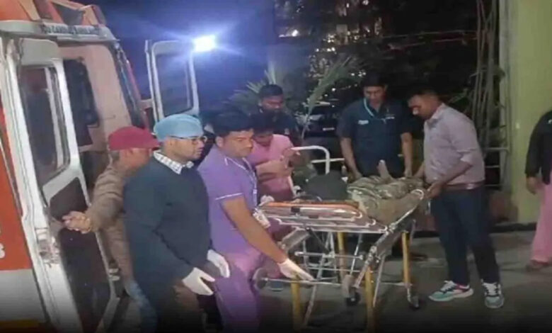 Treatment of soldiers injured in police-Naxalite encounter is going on in Raipur.