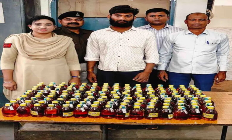 Young man selling illegal liquor in Mandir Hasaud arrested