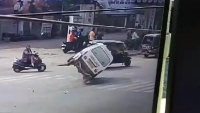 Ambulance overturned at the intersection, car driver absconded after hitting