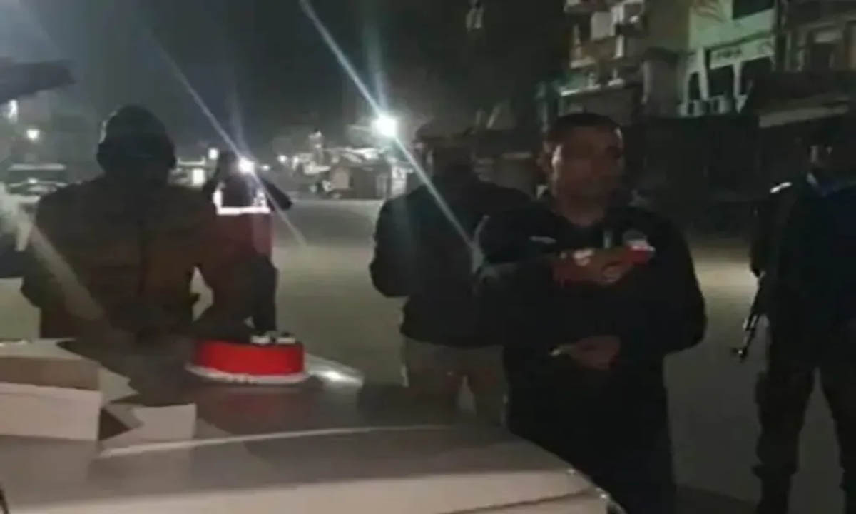 SP cuts cake in police vehicle, celebrates New Year with constables on duty