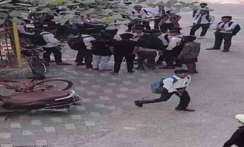 Fighting between school children in Raipur, watch video