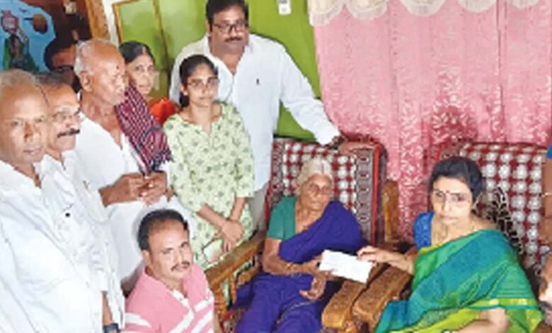 Bhuvaneswari consoles kin of deceased TDP workers