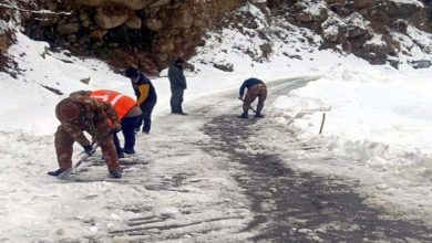 Bro cleans Ishtiari road after heavy snowfall