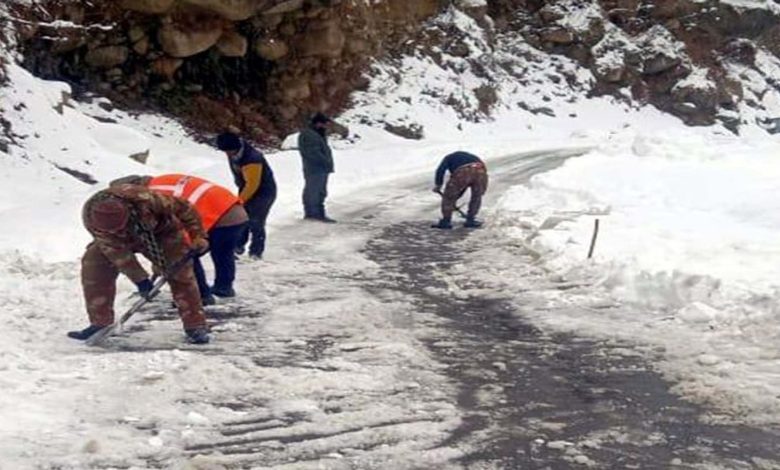 Bro cleans Ishtiari road after heavy snowfall