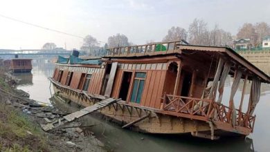 Houseboat sinks in Jhelum