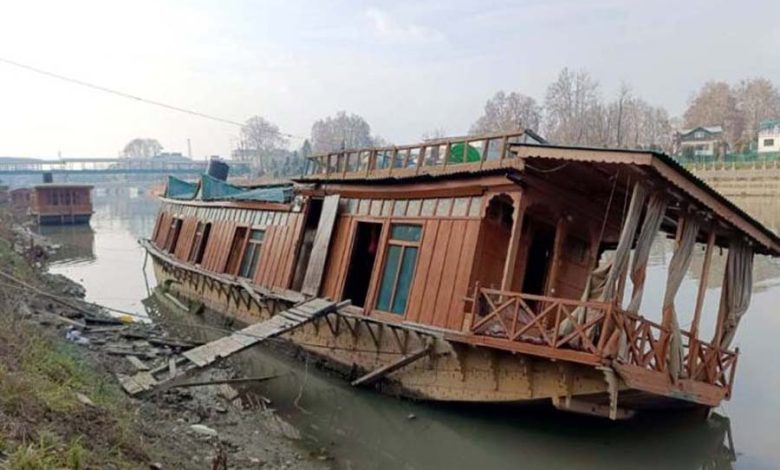 Houseboat sinks in Jhelum