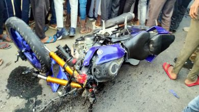 Palamu: Three friends doing bike stunt trampled two pedestrians, death