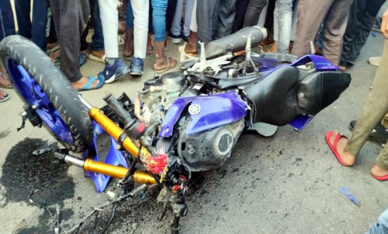 Palamu: Three friends doing bike stunt trampled two pedestrians, death