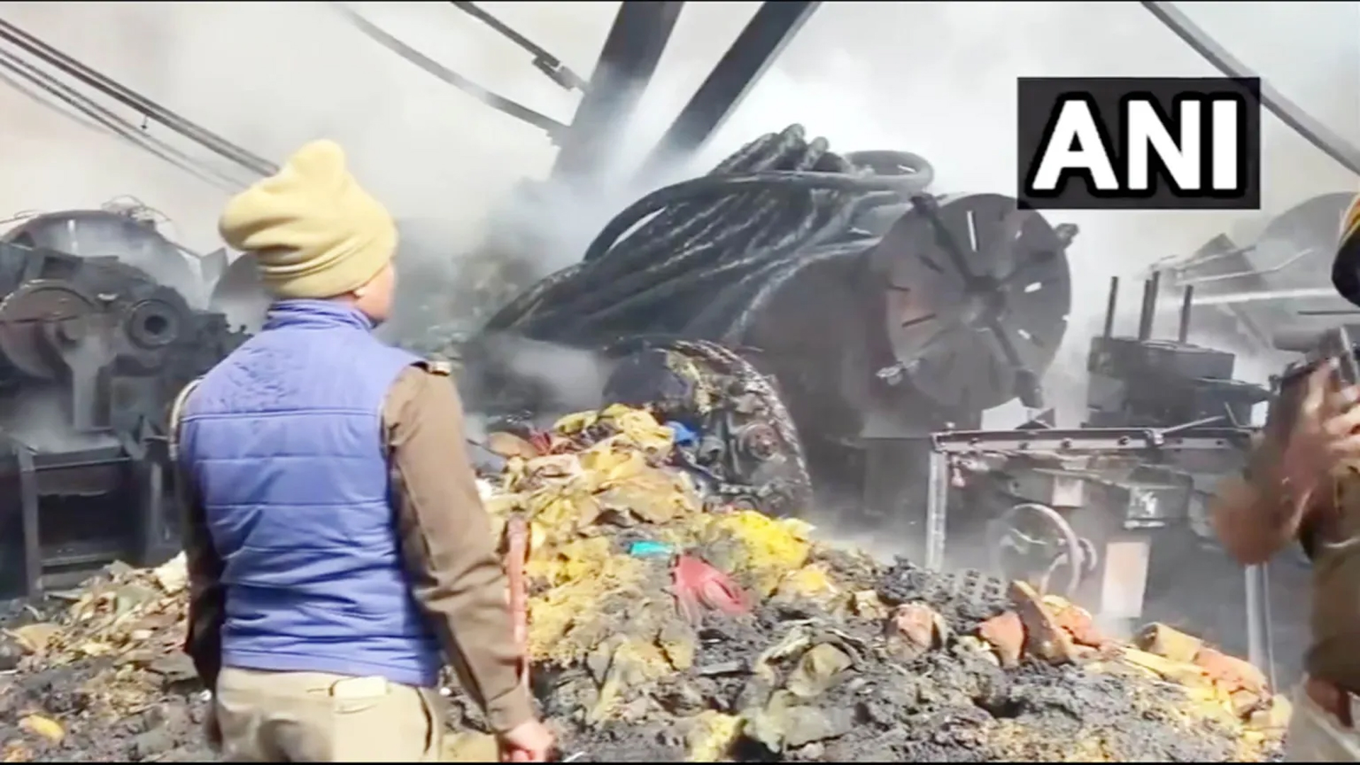 Huge fire broke out in cardboard factory, fire brigade brought the fire under control