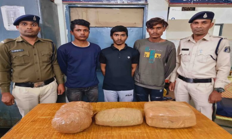 Ganja worth lakhs was being sold near NH Highway 53, 3 smugglers arrested