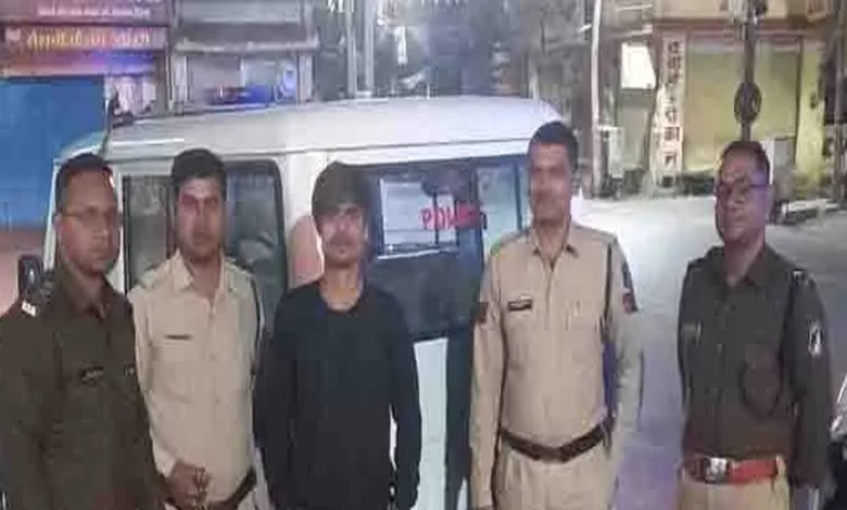 The criminal who brandished a sharp knife in Raipur was arrested