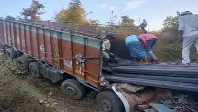 A truck full of iron fell into a deep ditch, two people died tragically.