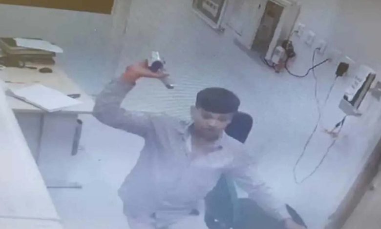 Cash looted in petrol pump, miscreants ran away after snatching mobile phone also