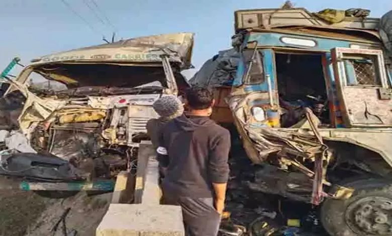 Fierce collision between 2 trucks, one tragic death in the accident