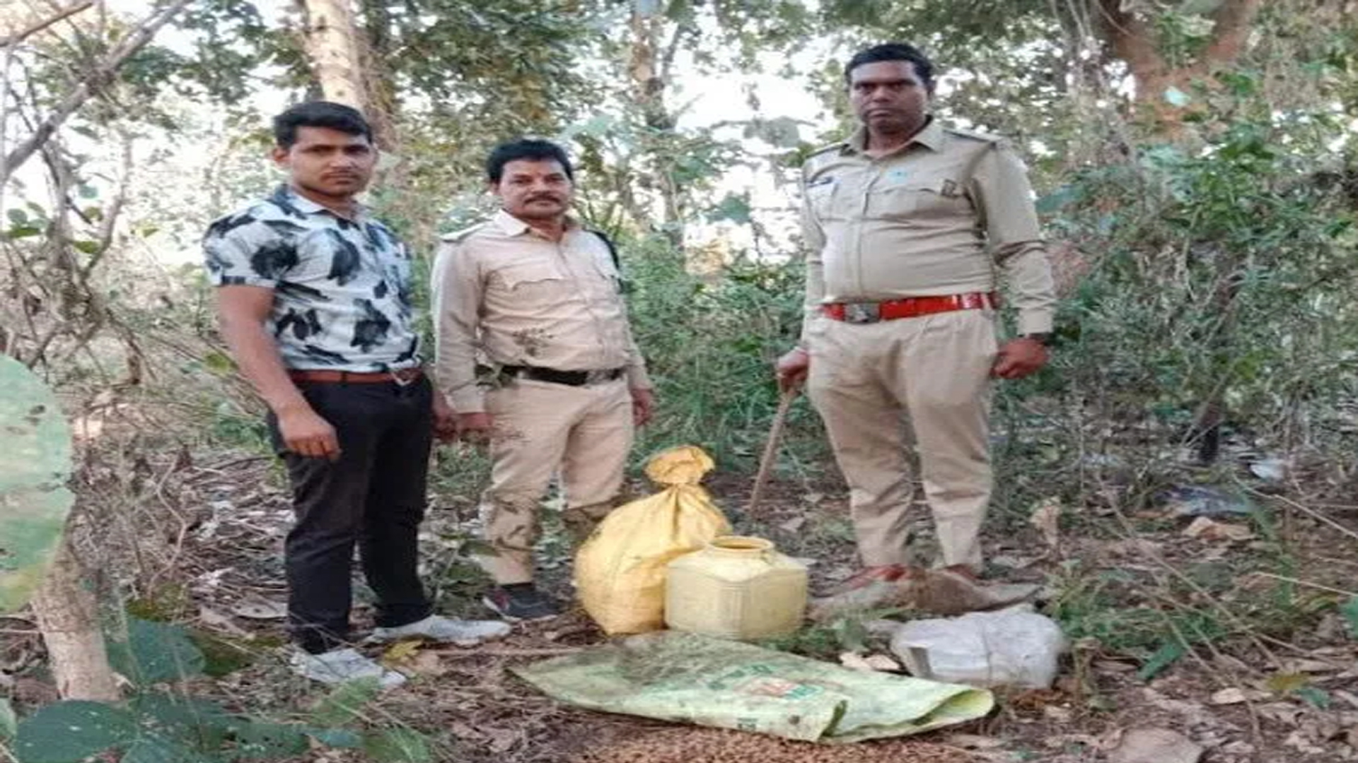 Excise team Basna action, 50 liter Mahua liquor seized