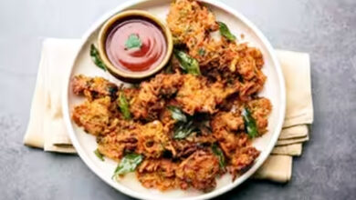 If you are fond of eating pakodas, then make pakodas, the taste will be amazing.