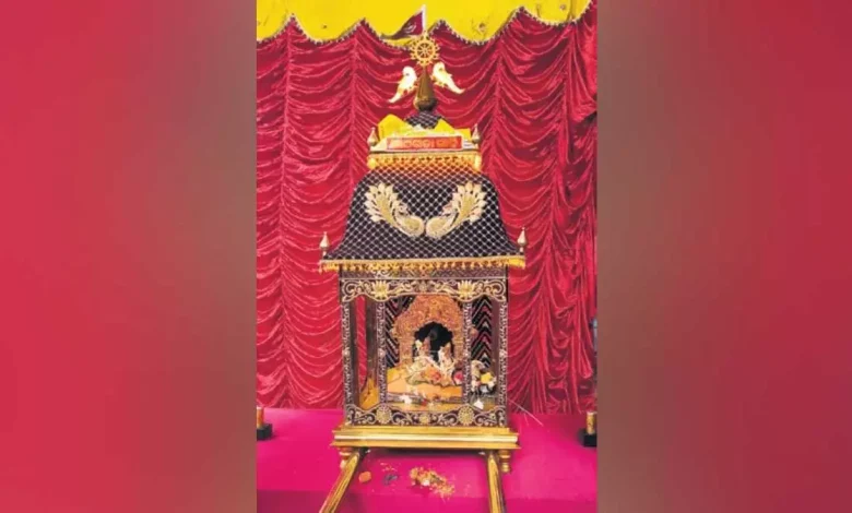 Palki made of 2.5 kg gold shines in Kathgada Sahi on Dola Dashami