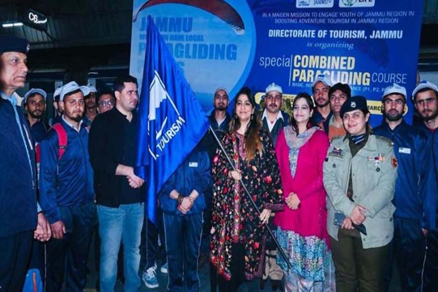 Yasha Mudgal flags off team for Spl Paragliding Course in AP