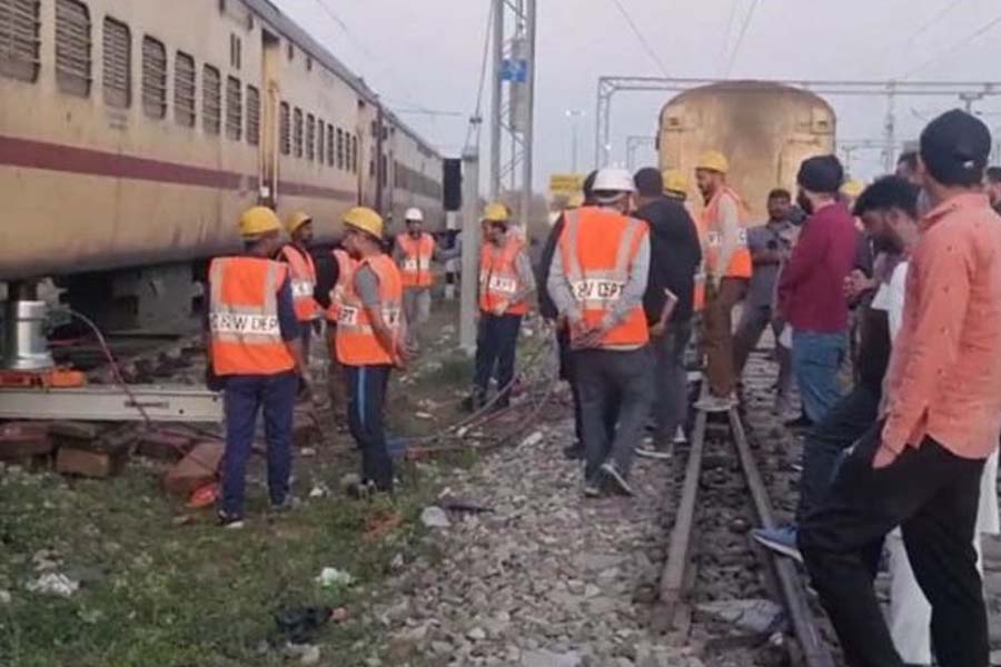 3 coaches of spare train derailed in Vijaypur