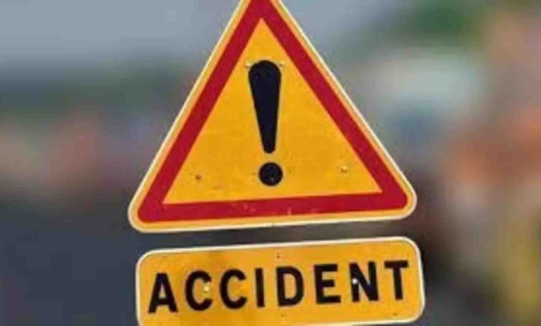 Bus coming to Raipur victim of accident, 3 passengers injured