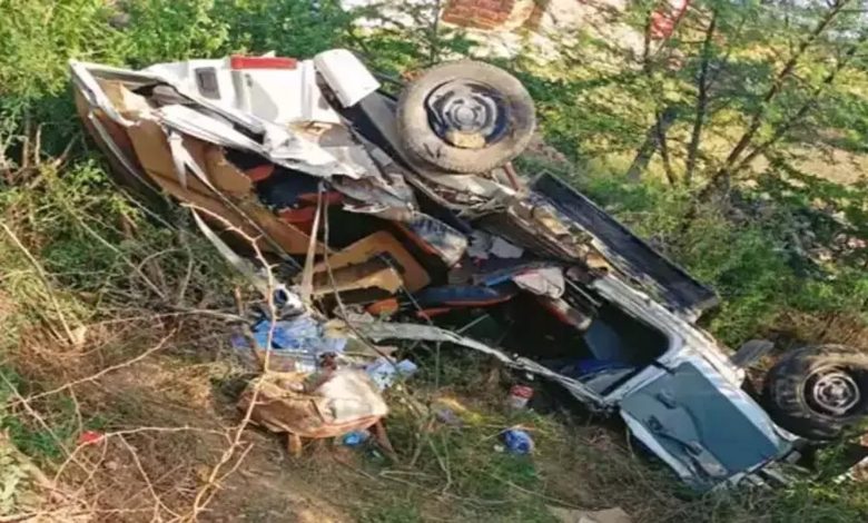 Heavy collision between truck and Bolero on the highway, two youth died