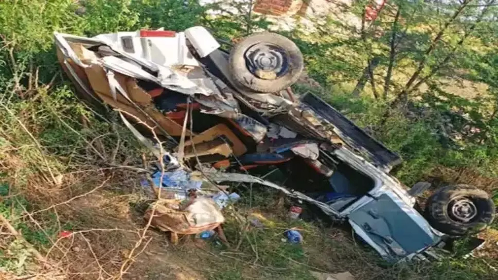 Heavy collision between truck and Bolero on the highway, two youth died