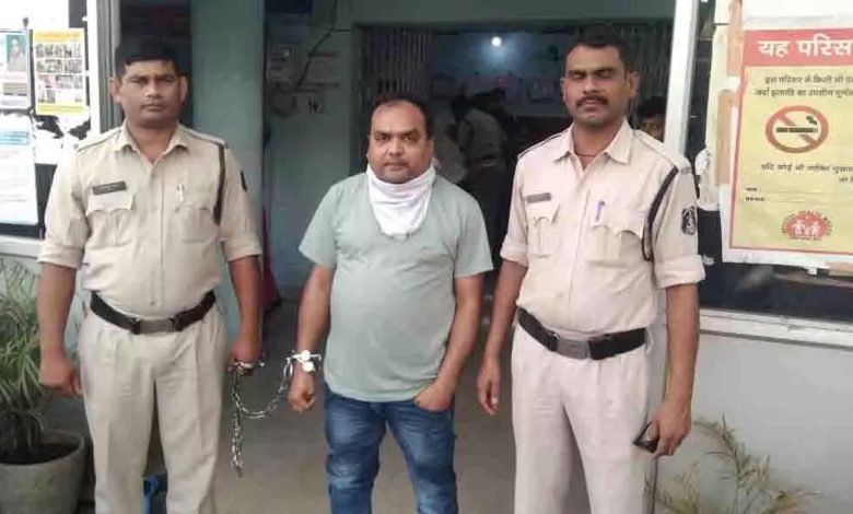 Smuggler selling ganja in old colony arrested