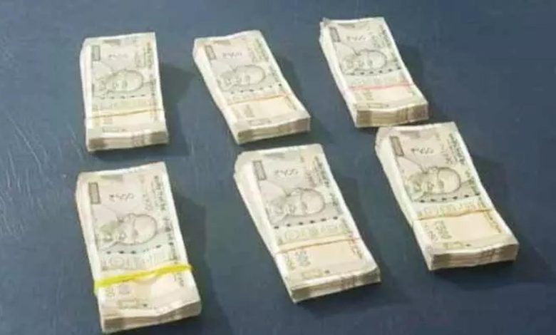 3 lakh cash seized from Sumo vehicle, caught by police at check point