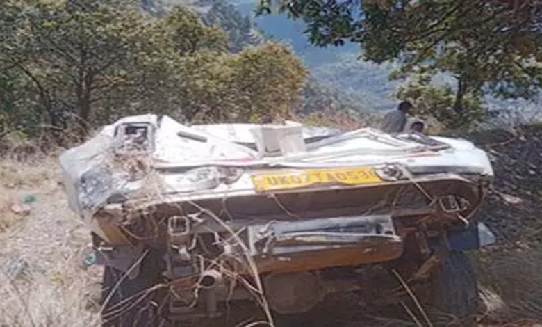 Vehicle fell into 150 meter deep gorge, two dead, 11 injured