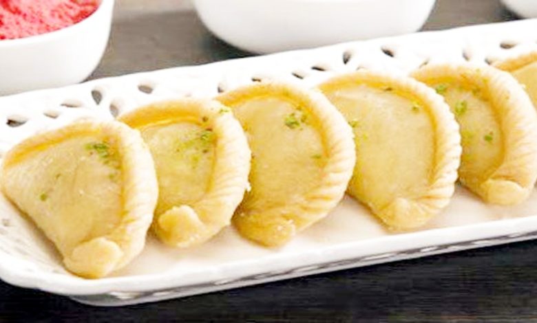 Try traditional snacks of Gujiya and Papad on Holi.