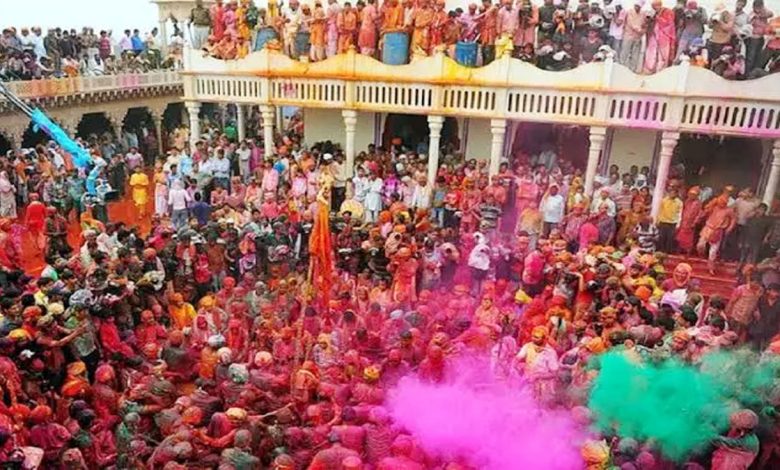 You can also participate in Holi of Mathura Barsana