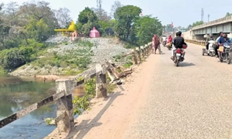 Broken Budhabalanga bridge in Odisha poses a threat to travelers