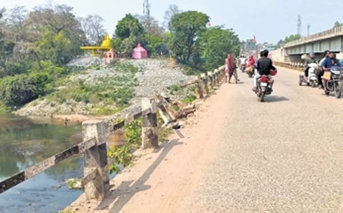 Broken Budhabalanga bridge in Odisha poses a threat to travelers